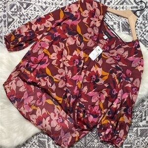 Ava & Aiden v neck floral blouse. Small. NWT